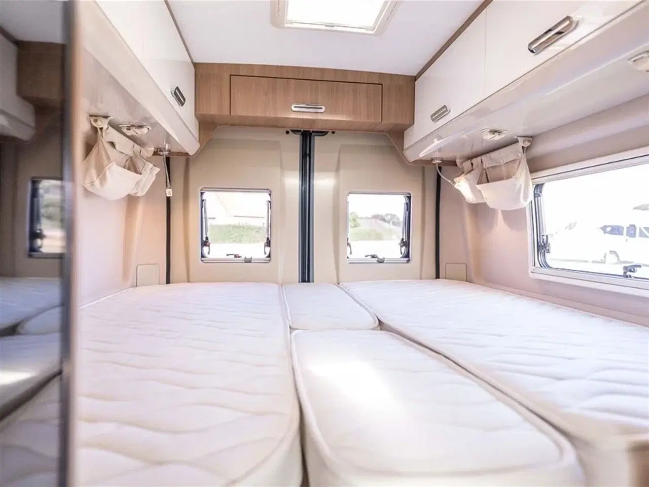 Billede 7 - 2020 - McLouis Menfys Van 04 Prestige Van med langsgående senge og fyldt med udstyr