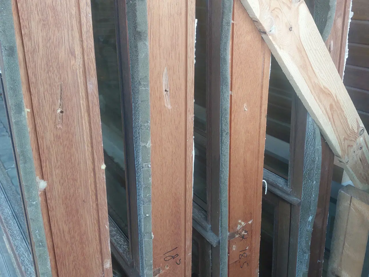 Billede 2 - Maghoni vinduer "tophængt"