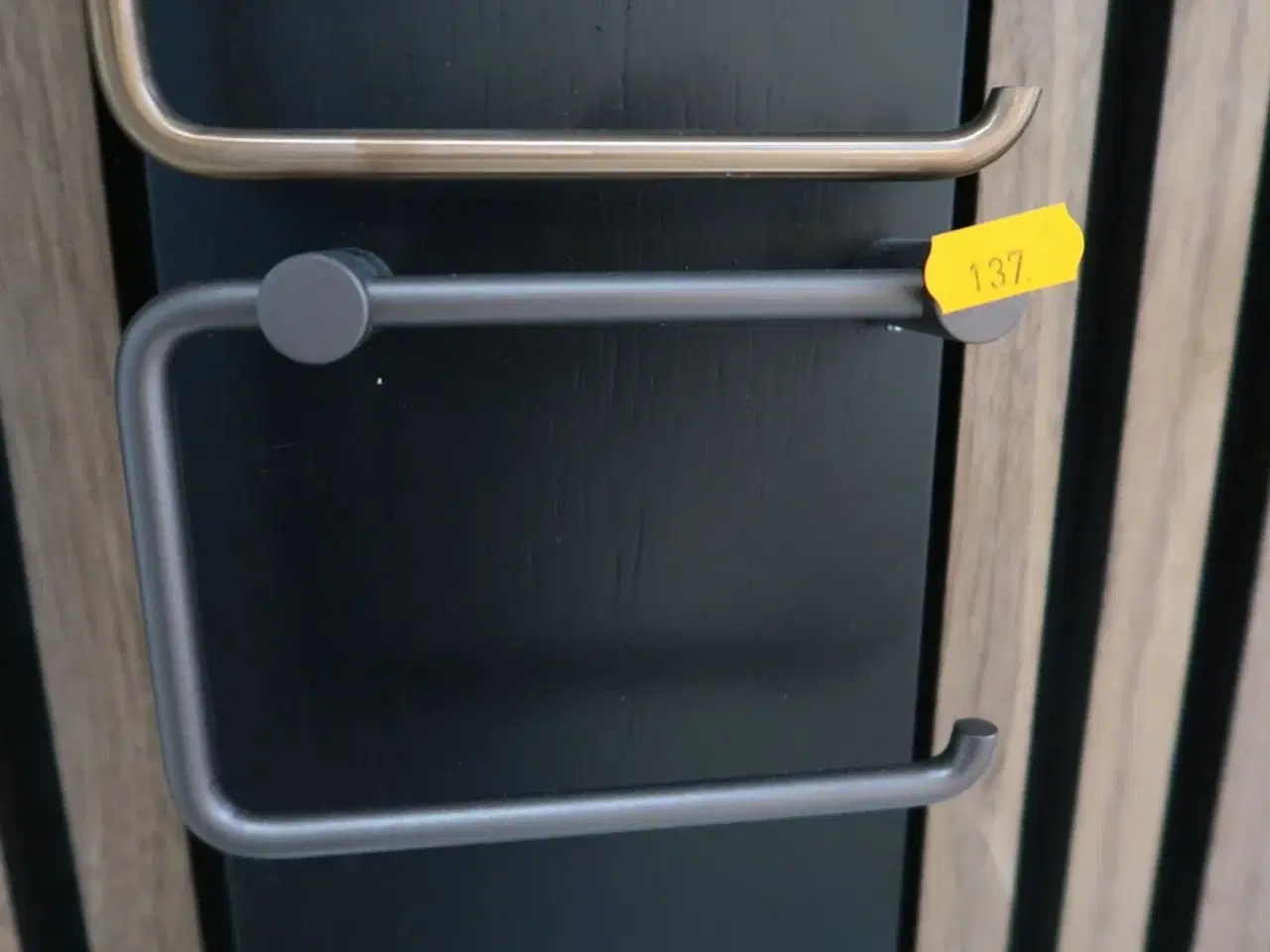 Billede 2 - Krog, papirholder, håndklædestang, toiletbørste Gunmetal CASSØE Noba
