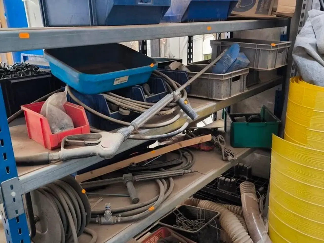 Billede 1 - Indhold på reol (højre fag)