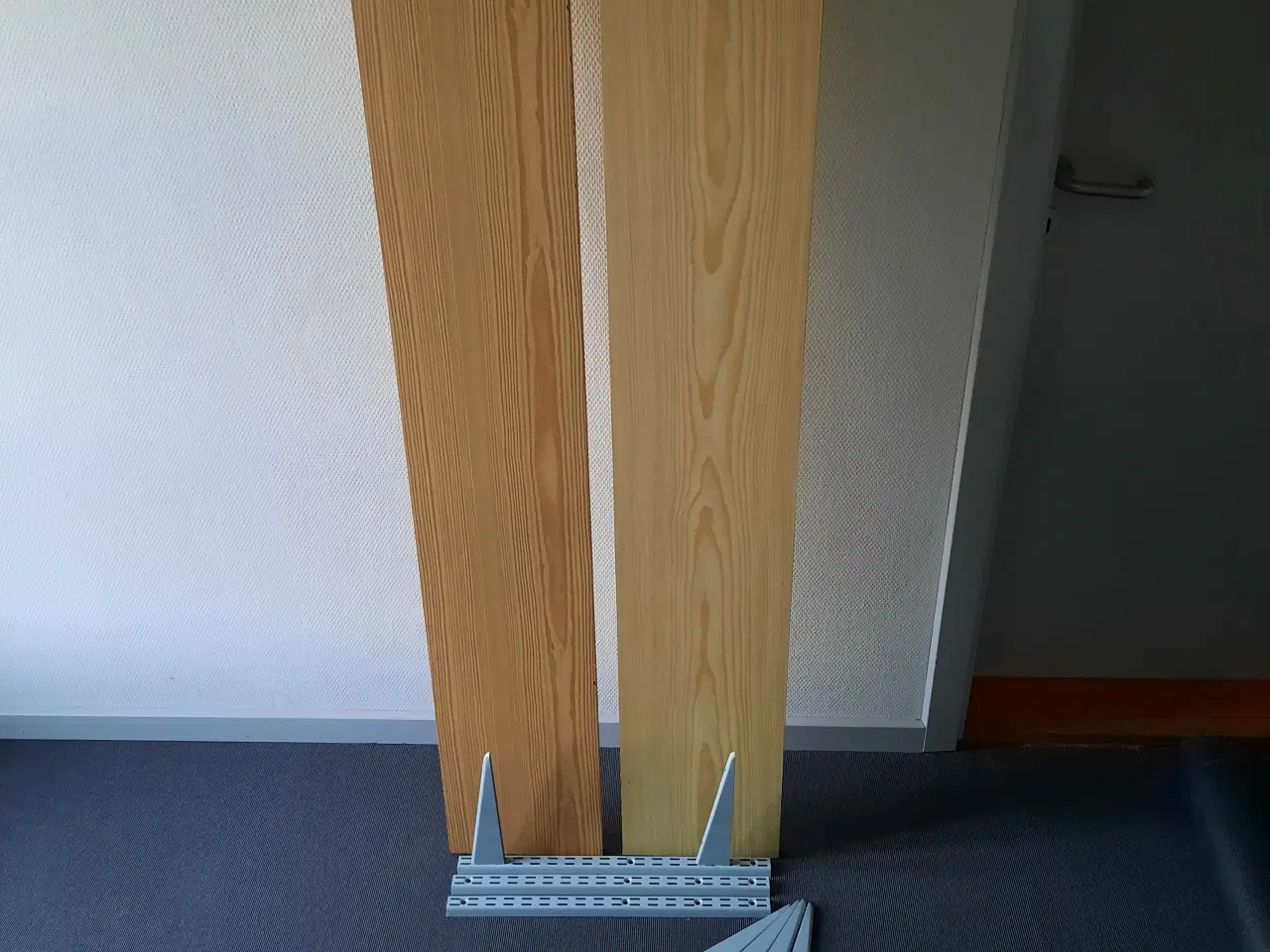 Billede 1 - 2 Melamin hyldeplader235x25x2 med 6 hyldebeslag