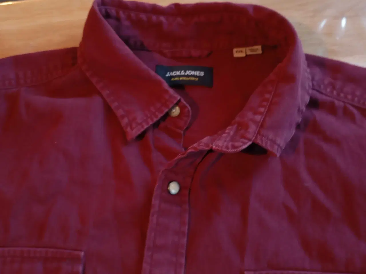 Billede 5 - Bordeaux skjorte med trykknapper 