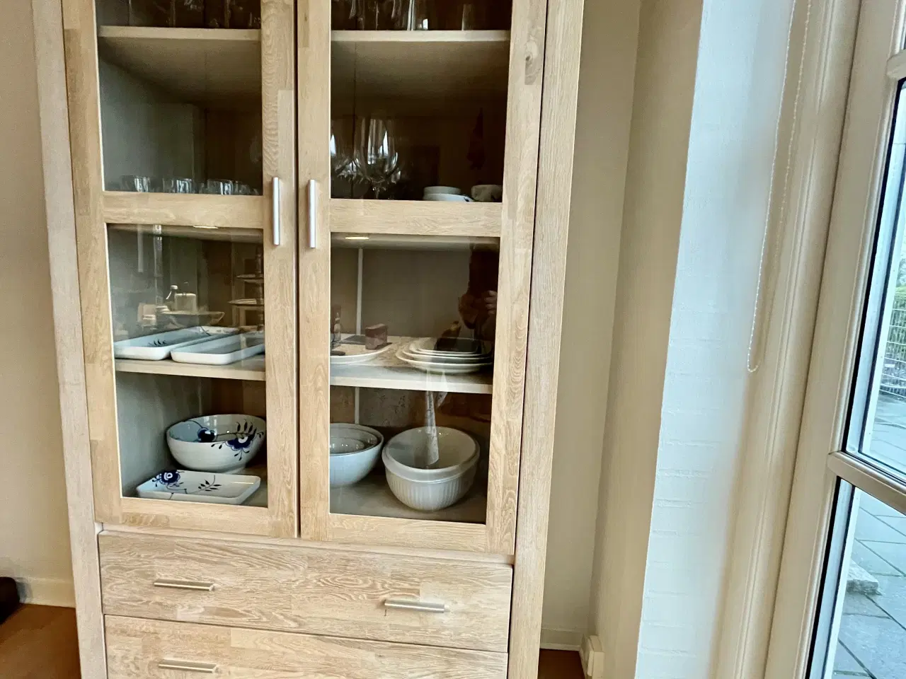 Billede 4 - Pænt og velholdt vitrineskab sælges 