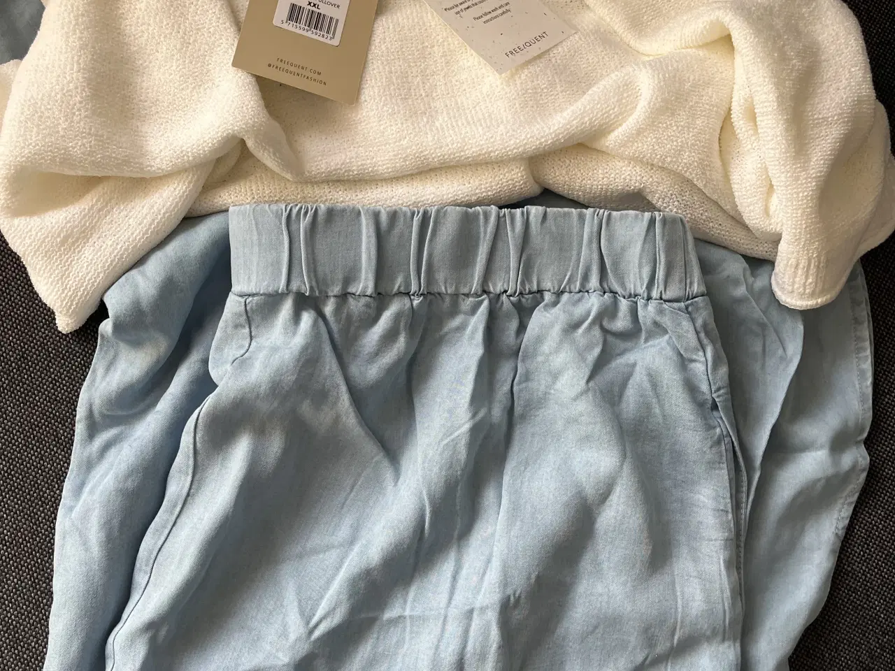 Billede 1 - Nederdel og bluse 