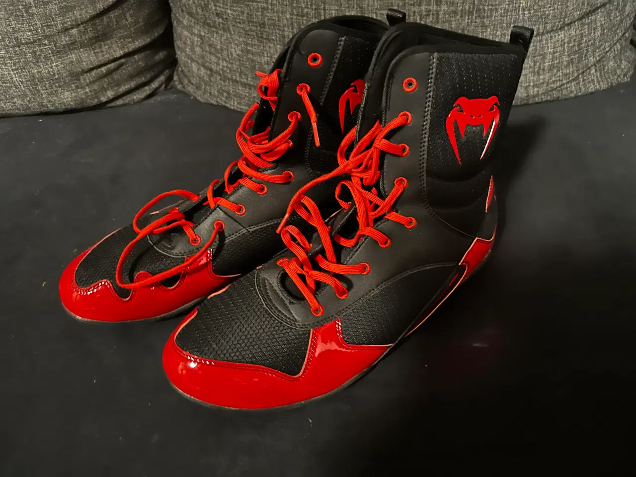 Billede 1 - 🥊 Venum Bokse Støvler – Sort/Rød – Str. 48 – Helt