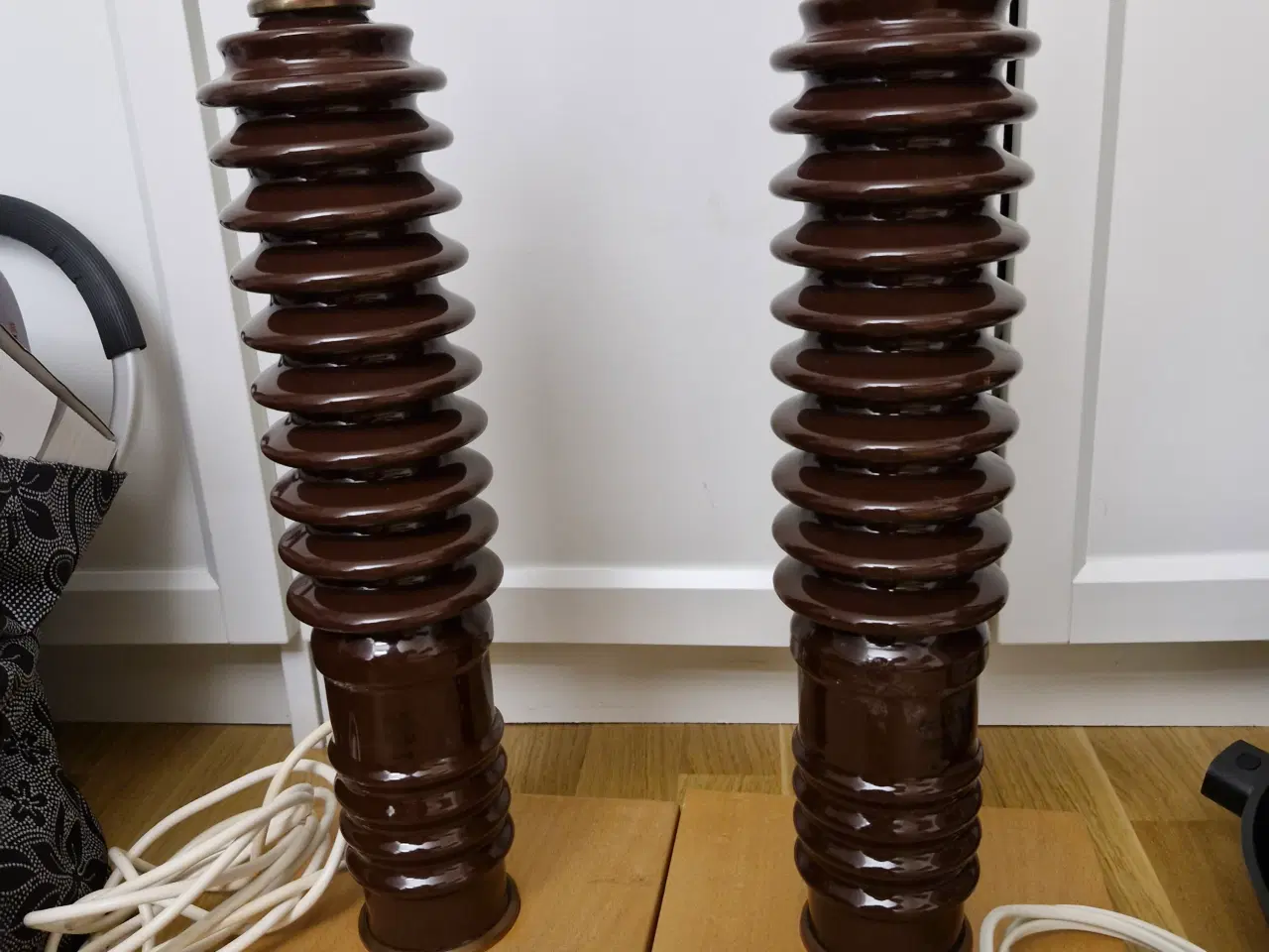 Billede 1 - 2 UPCYCLEDE BORDLAMPER I PORCELÆN på træfod