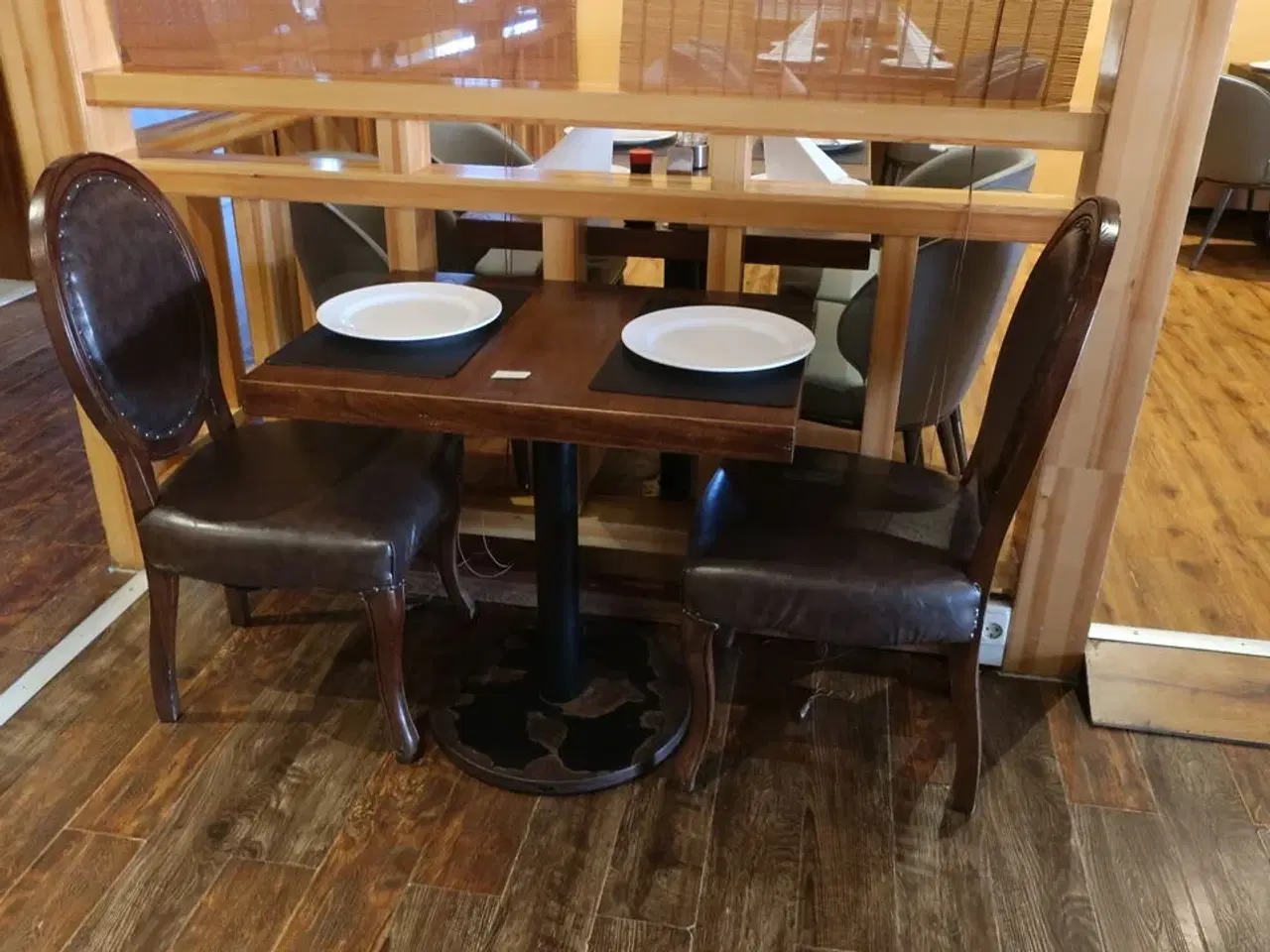 Billede 1 - Bord med to stole