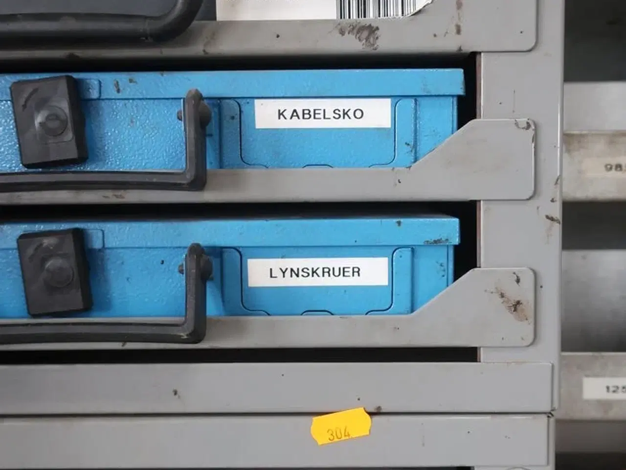 Billede 3 - 2 stk. sortimentsreoler med indhold