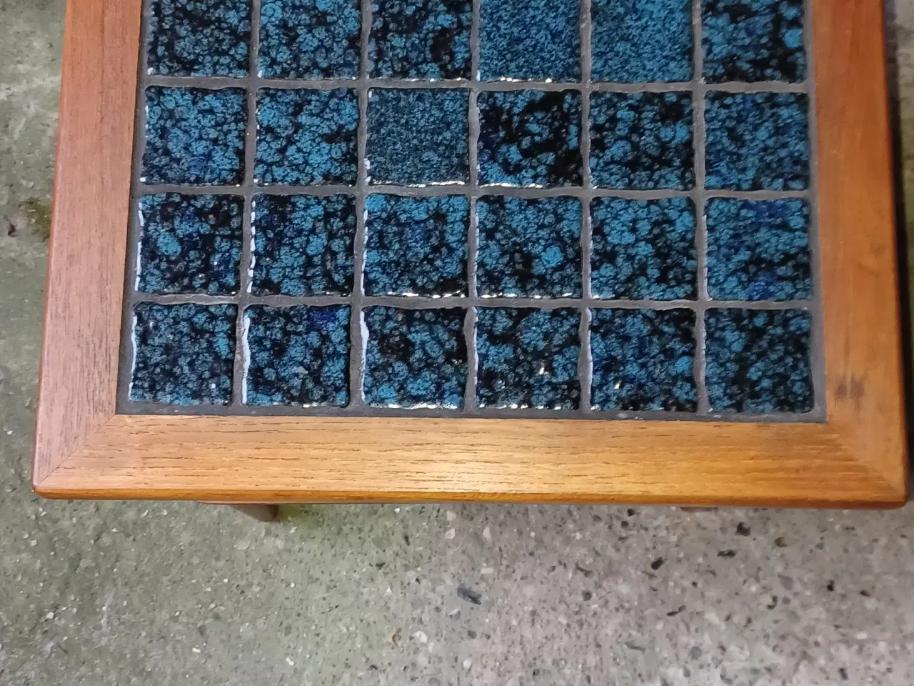 Billede 2 - Lille teakbord med blå kakler