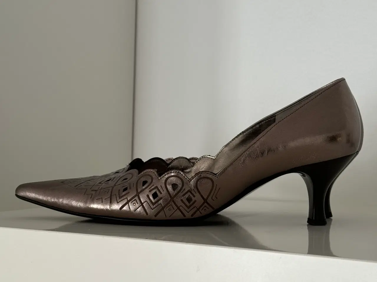 Billede 4 - Gyldne, højhælede Gabor sko med mønster. Str 39.