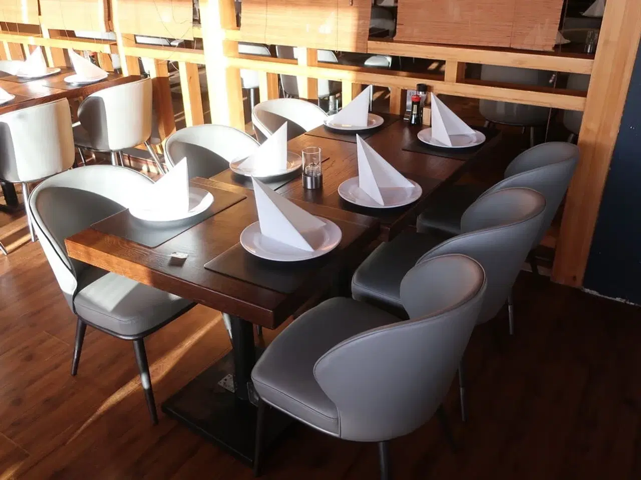 Billede 5 - 2 borde og 6 nye stole