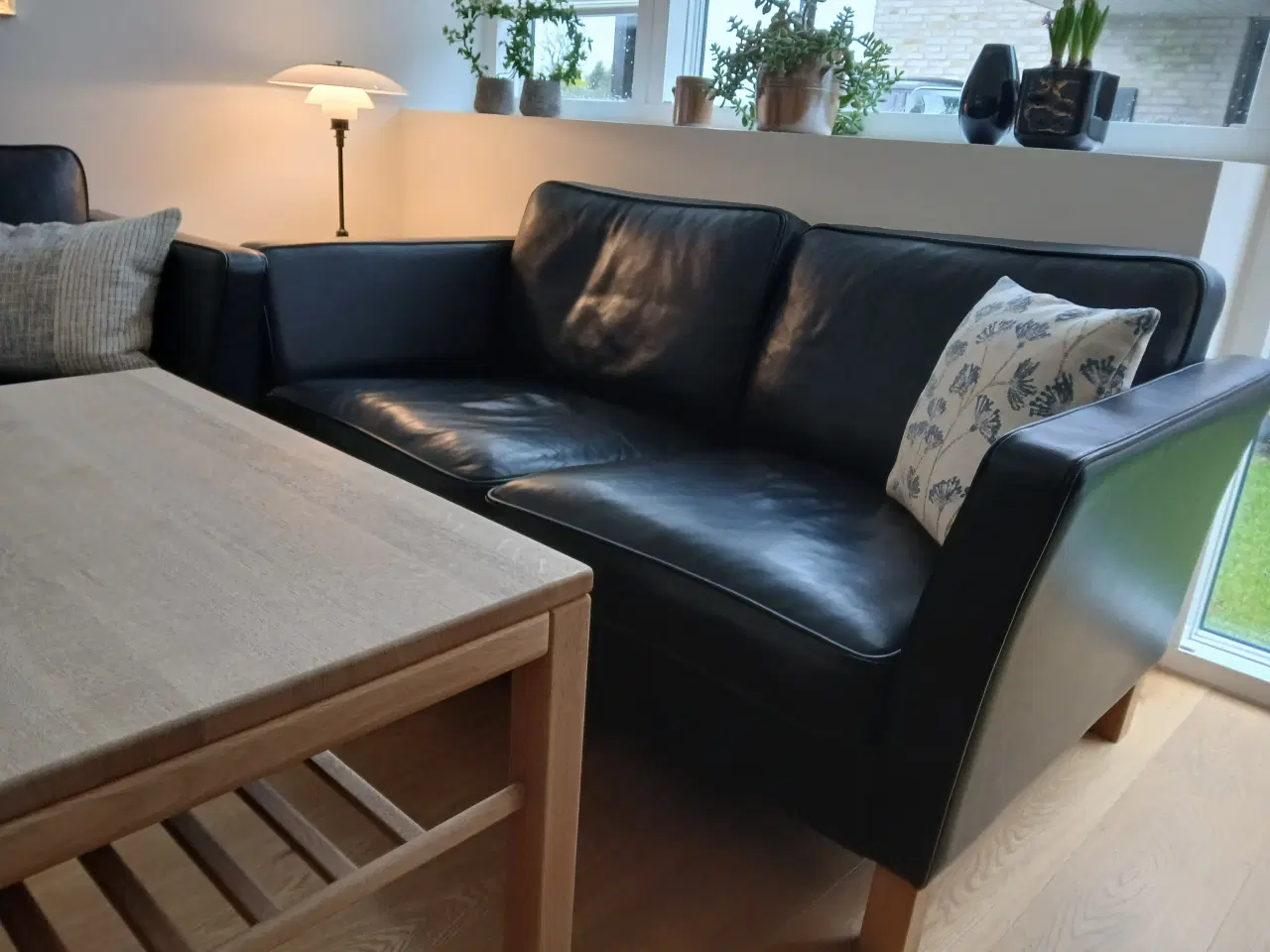 Billede 2 - To personers Mogens Hansen sofa, sort læder, ben,.