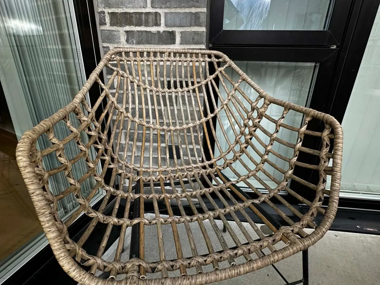 Billede 3 - Rund havebordssæt med træbord og fletstole til alt