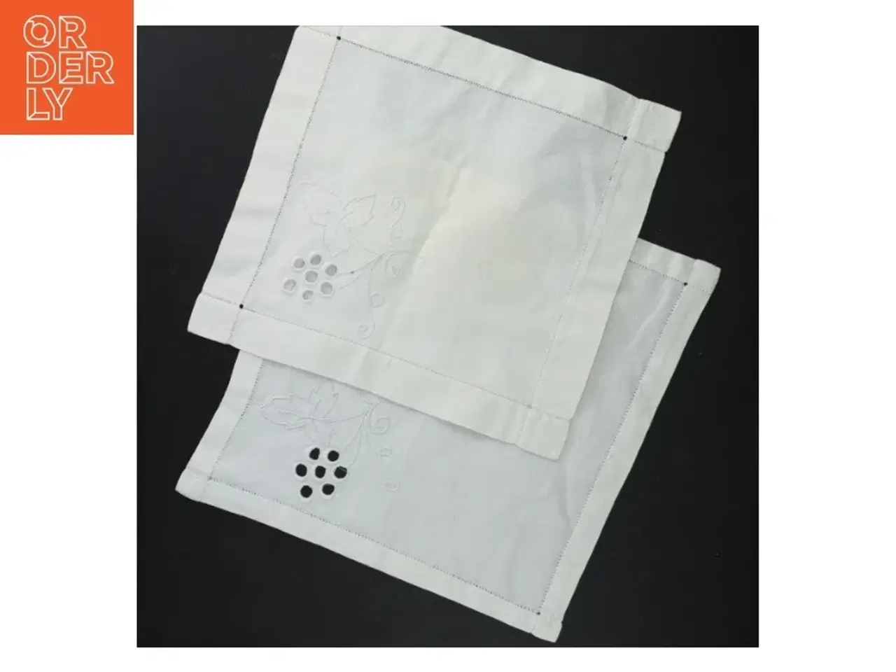 Billede 1 - To broderede servietter (str. 26x25 cm)