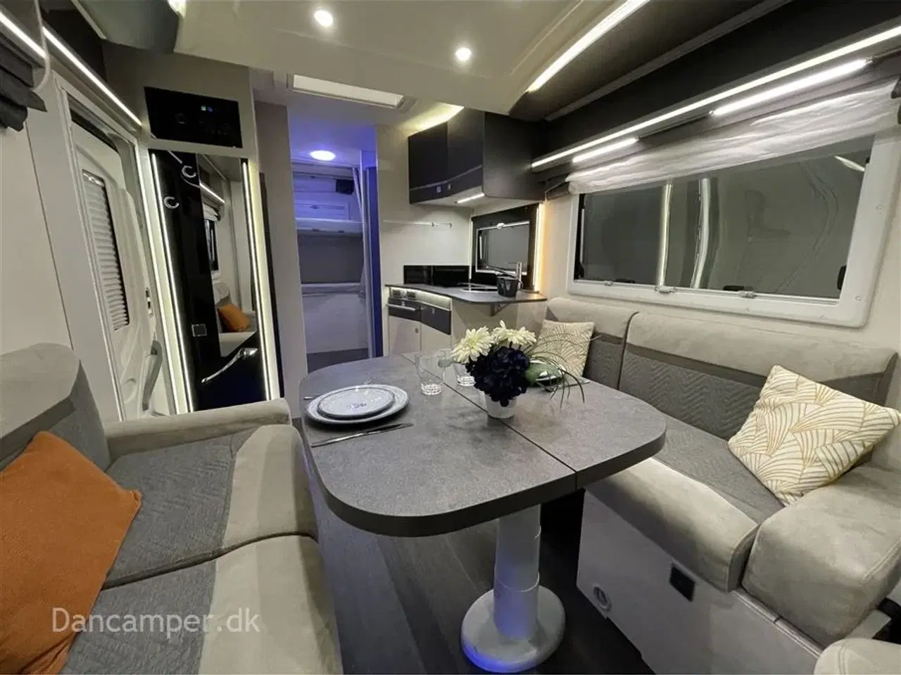Billede 7 - 2021 - Chausson Titanium 720 Premium   Køjer samt stor dobbelt sænkeseng, 5-prs. 4 sovepladser m.mulighed for 5-6. Smart-lounge, indbygget gasfyldeflaske, markise, cykelholder, 170Hk - Aut.