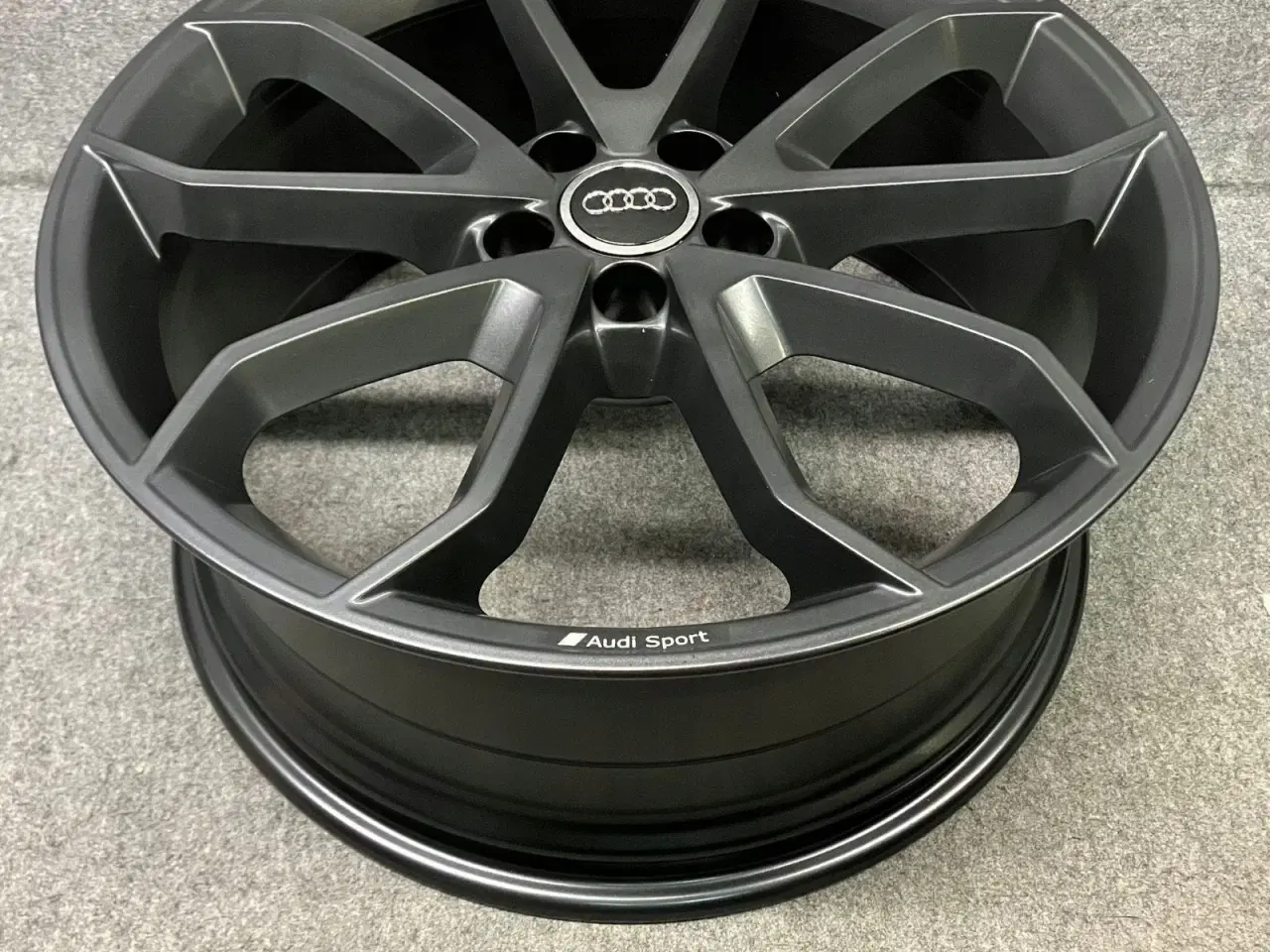 Billede 1 - ALUFÆLGE AUDI Q3 SQ3 8U0 20"