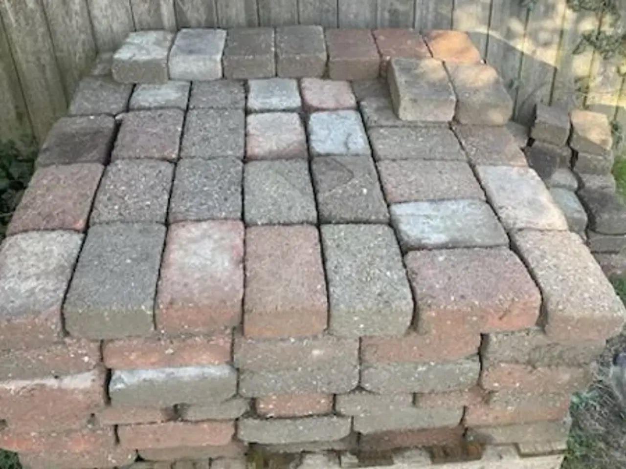 Billede 1 - Gratis betonfliser til afhentning. Er taget op.