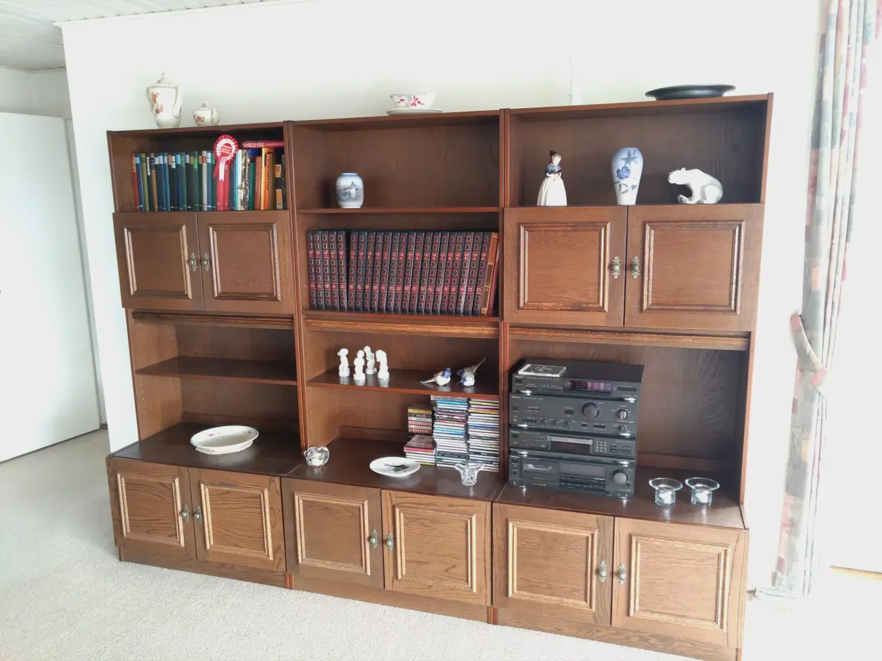 Billede 2 - Reol vægskab brun træ med hylder og skabe