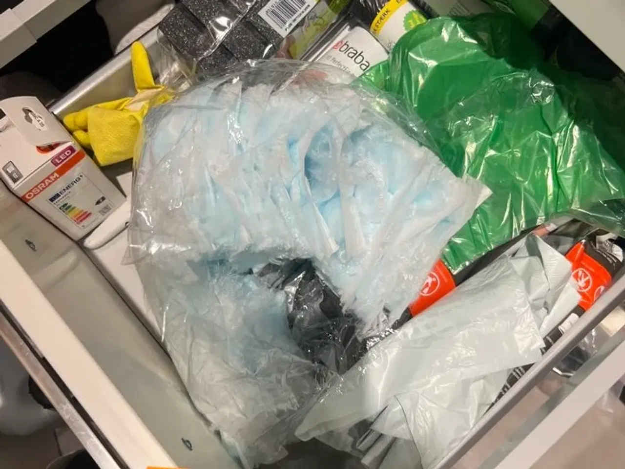 Billede 4 - Indhold i skuffer og skabe inkl. mikroovn