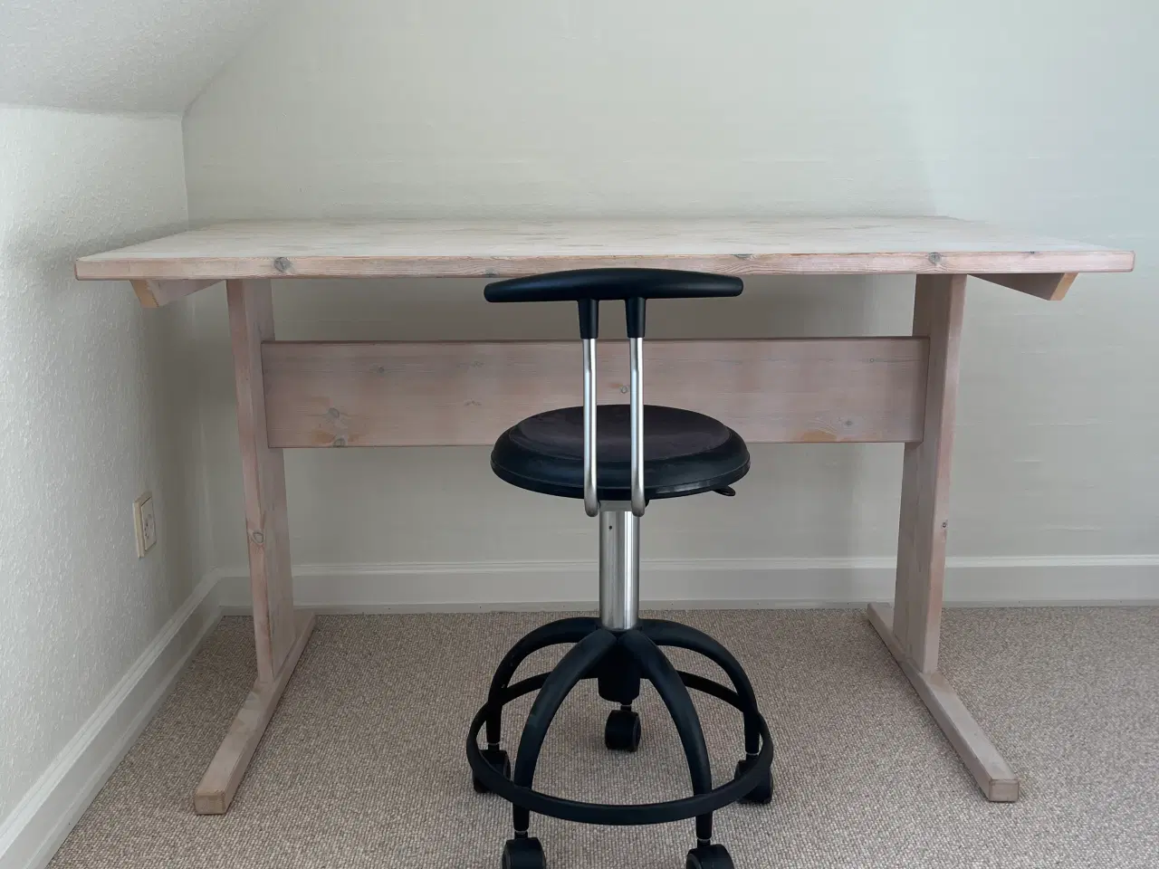 Billede 1 - Skrivebord og stol til børn - sælges helst samlet
