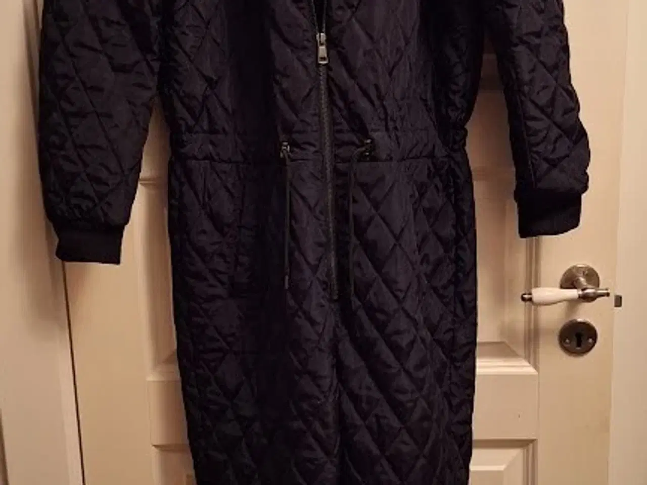 Billede 1 - Sort termodragt str L - næsten ny