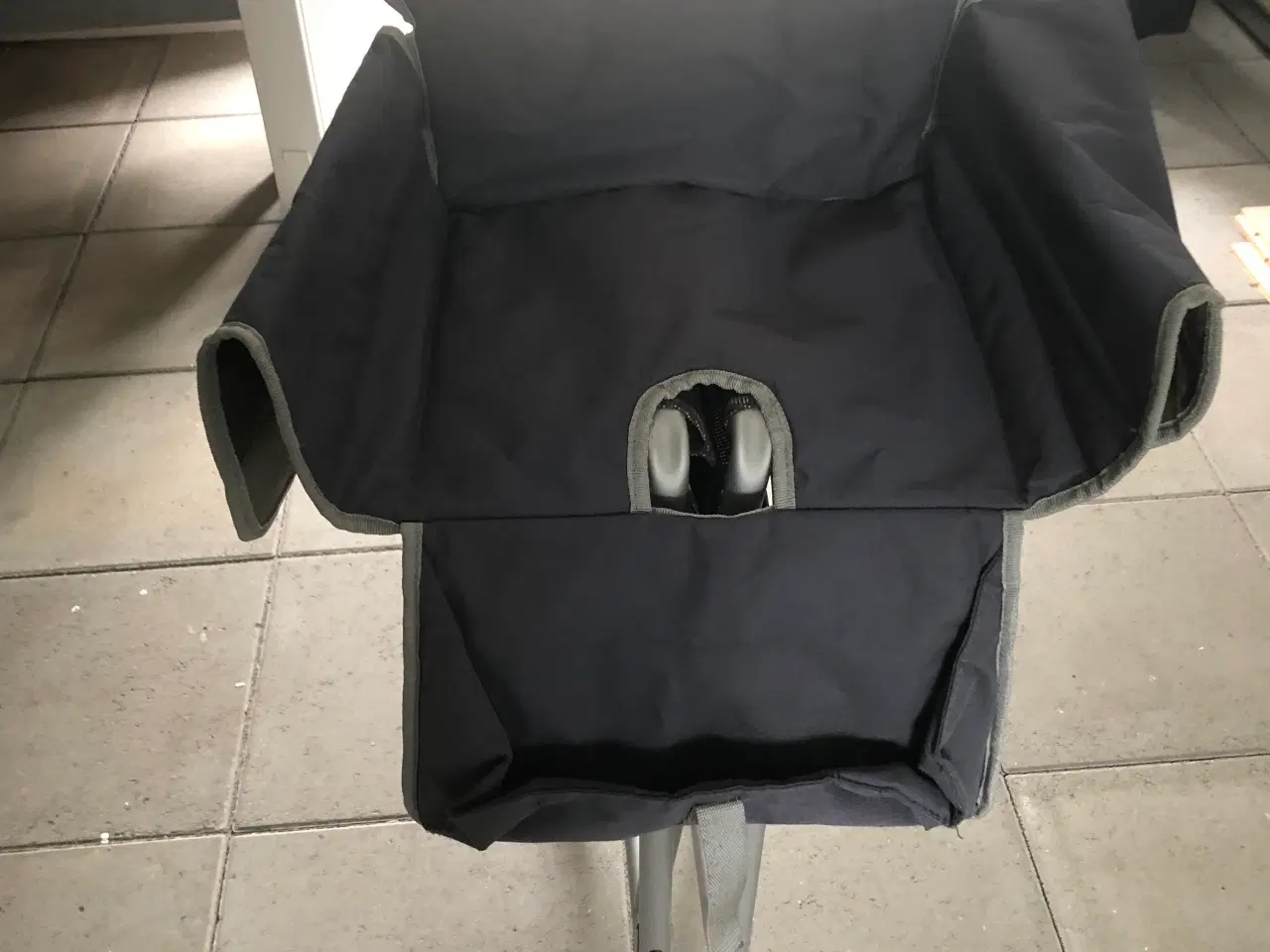 Billede 7 - Højstol. Klapsammenlig. God til camping.