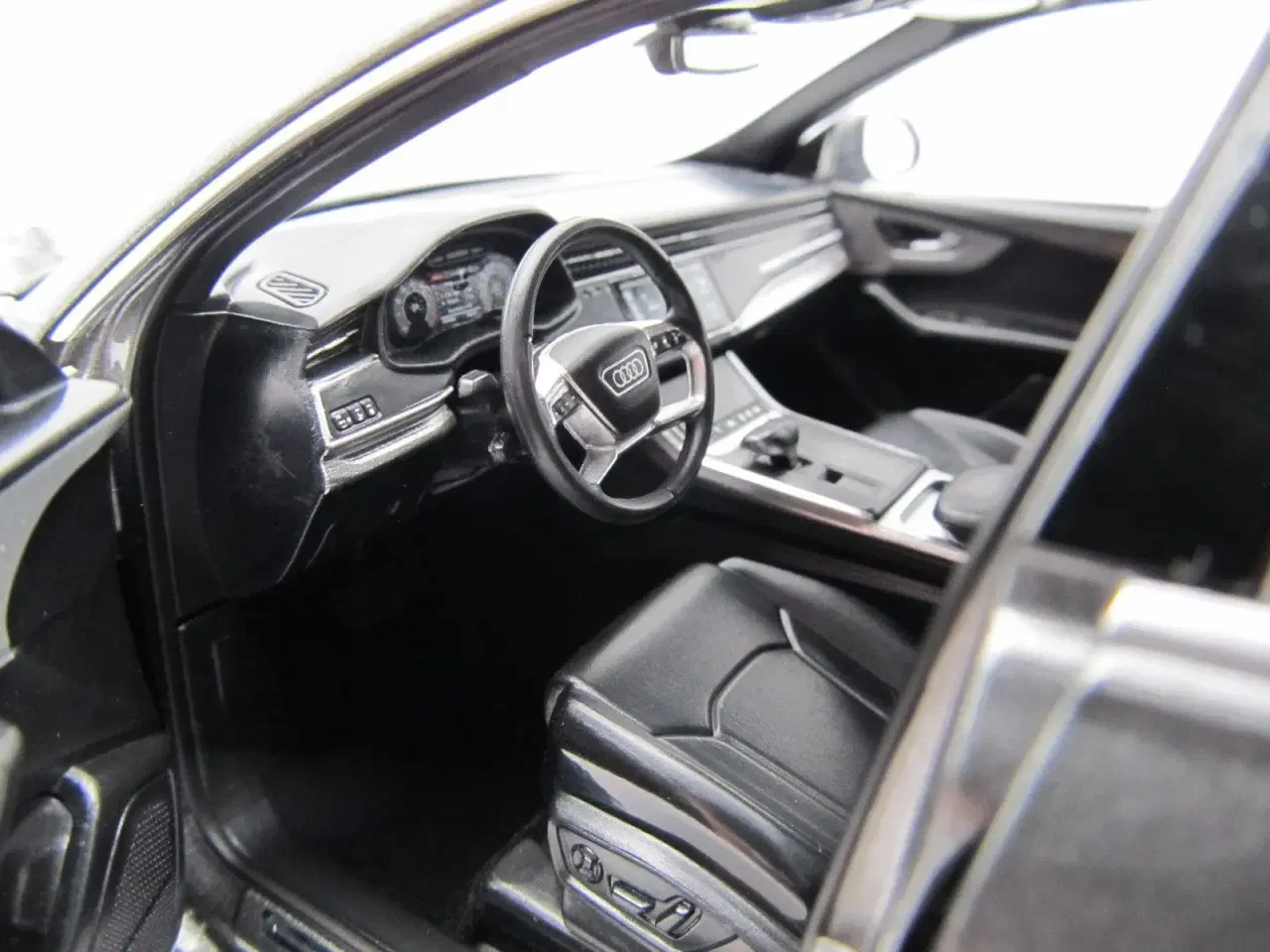 Billede 6 - 2018 Audi Q8 1:18  AUDI dealer Edition 