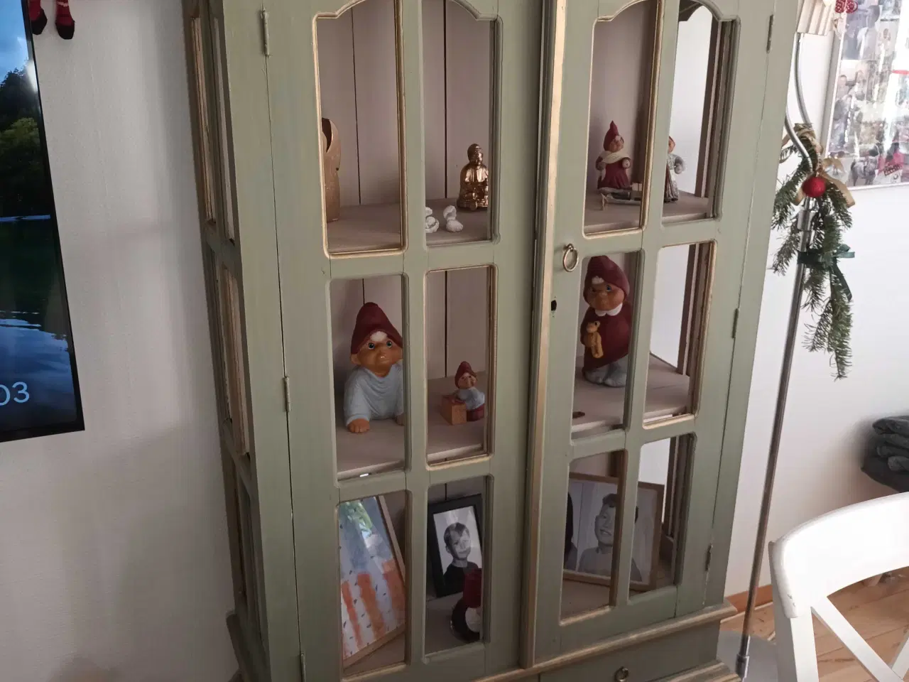 Billede 1 - Nyistandsat Vitrineskab I grøn og guld