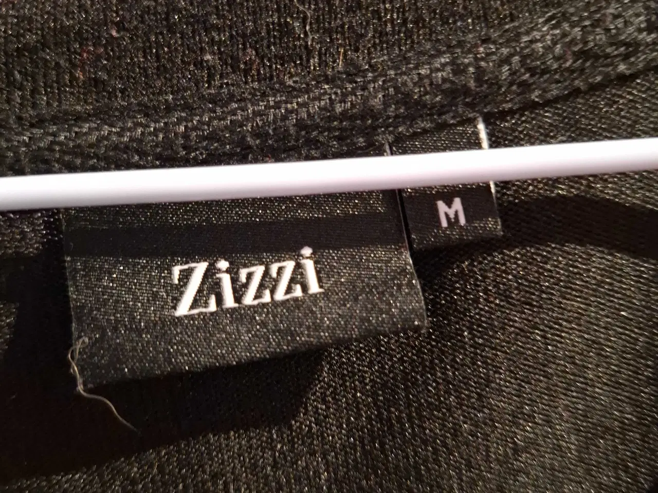 Billede 3 - Sort bluse fra Zizzi med perler på ærmerne 