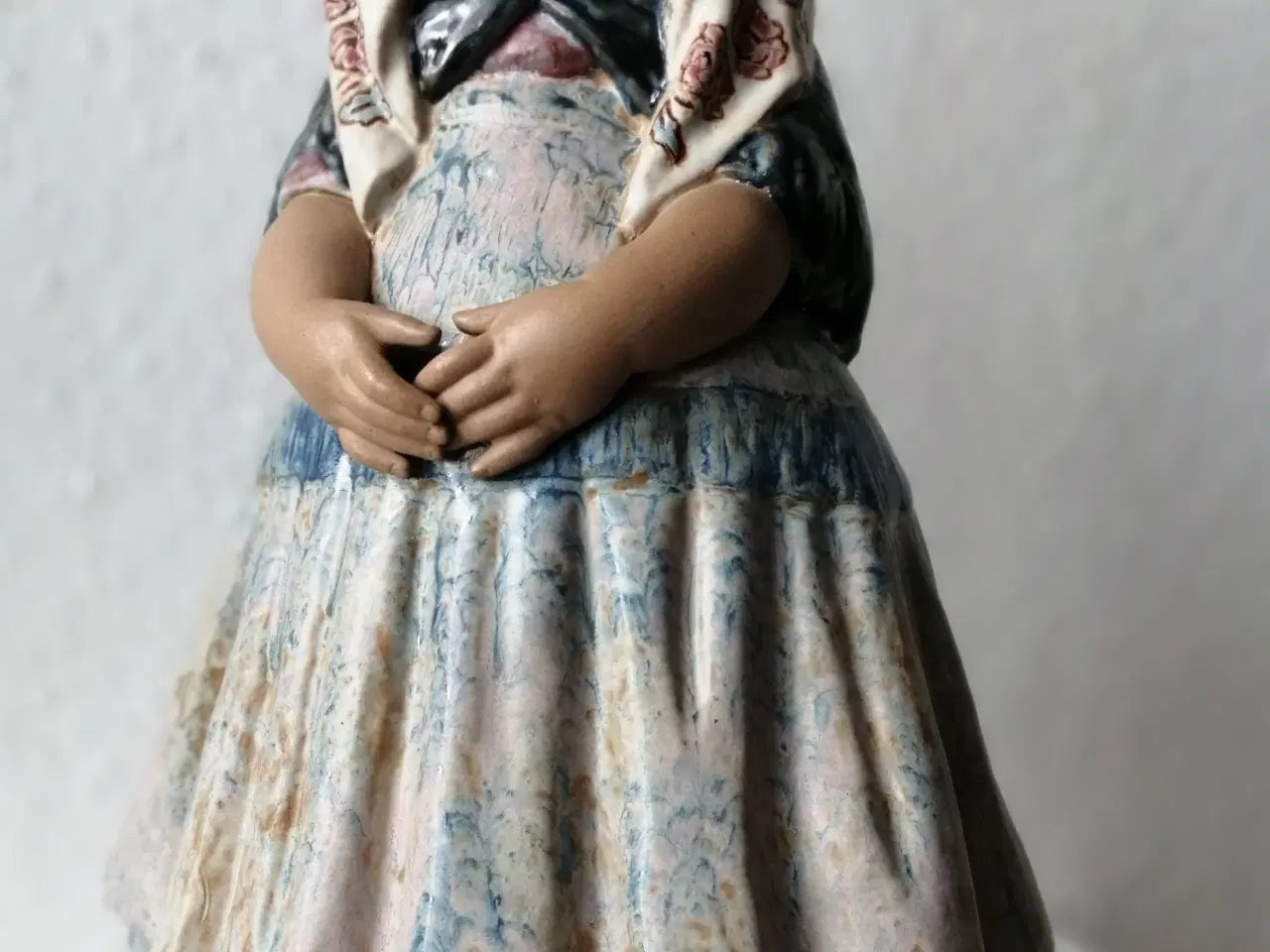 Billede 1 - Lladrofigur af pige med tørklæde 