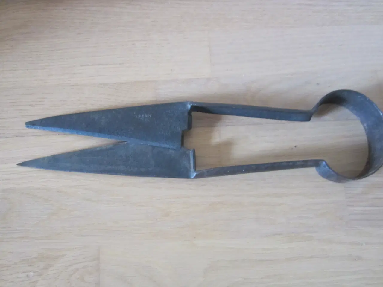 Billede 2 - Gammel Får saks, desværre er den ene spids knækk