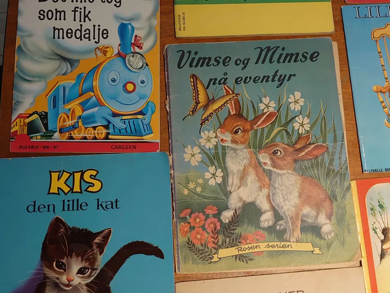 Billede 2 - 47 stk børnehæfter. 14 stk er Ællebælle hæfter.