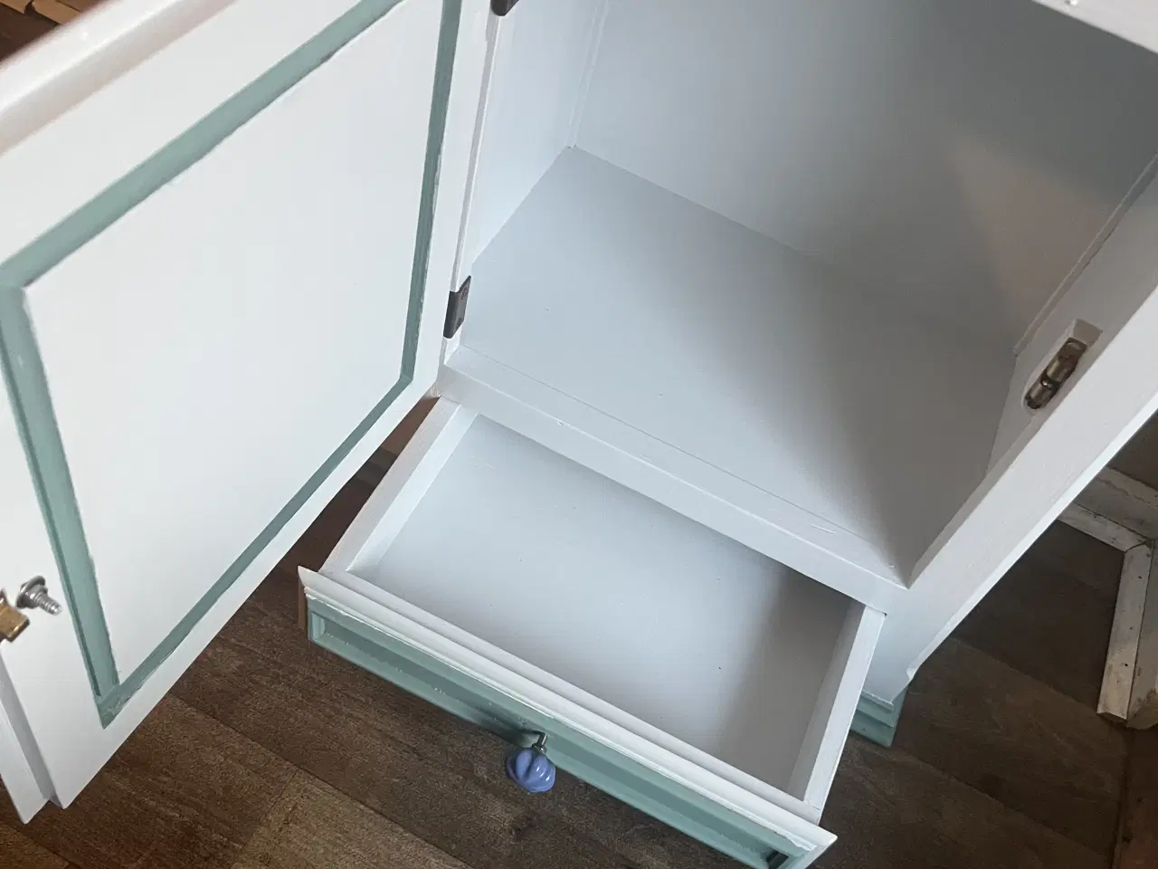 Billede 3 - Pæn Vægskab i klassisk stil 