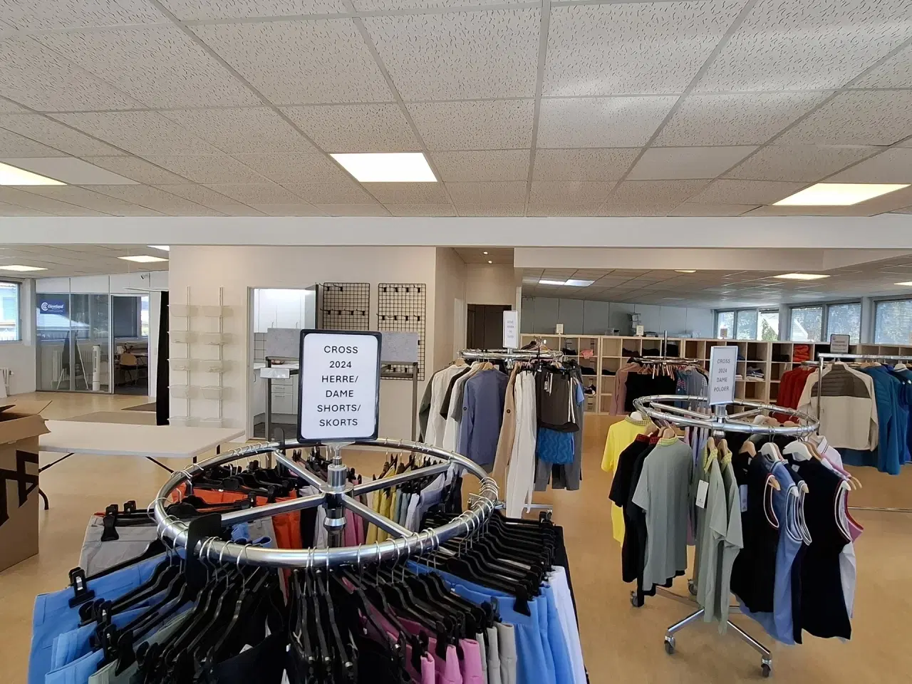 Billede 12 - Centralt beliggende butik. klinik, lager, let produktion. Lejemålet har Læsserampe og port!  Adgang med paller.