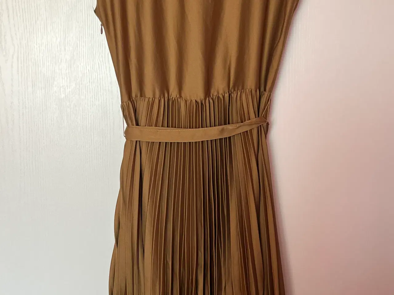 Billede 3 - Flot mørkegul/lysebrun kjole fra H&M