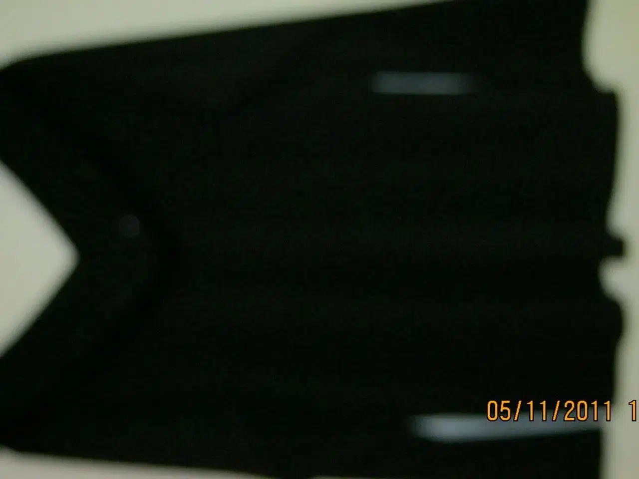 Billede 1 - Bluse sort V hals med pynt foran, ubrugt