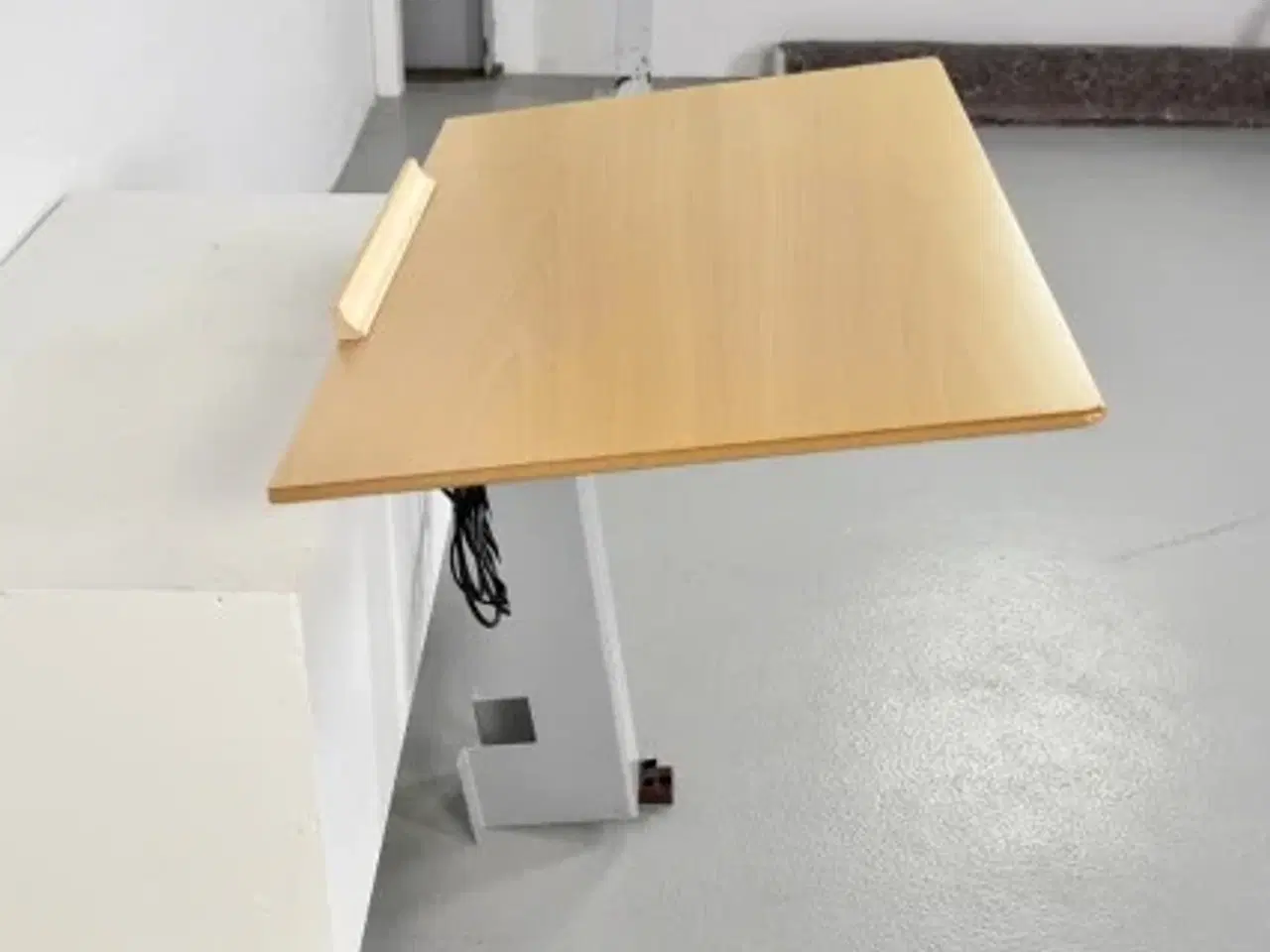 Billede 3 - Duba b8 væghængt hæve-/sænkebord i bøg med alugråt stel
