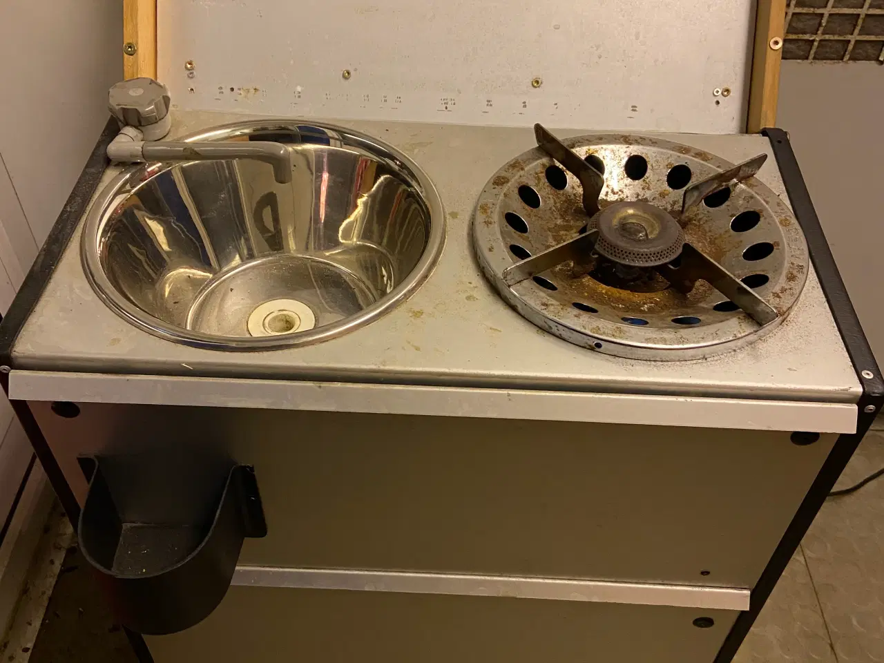 Billede 2 - Gasblus. Håndvask med vandpumpe. Gasblus m. flaske