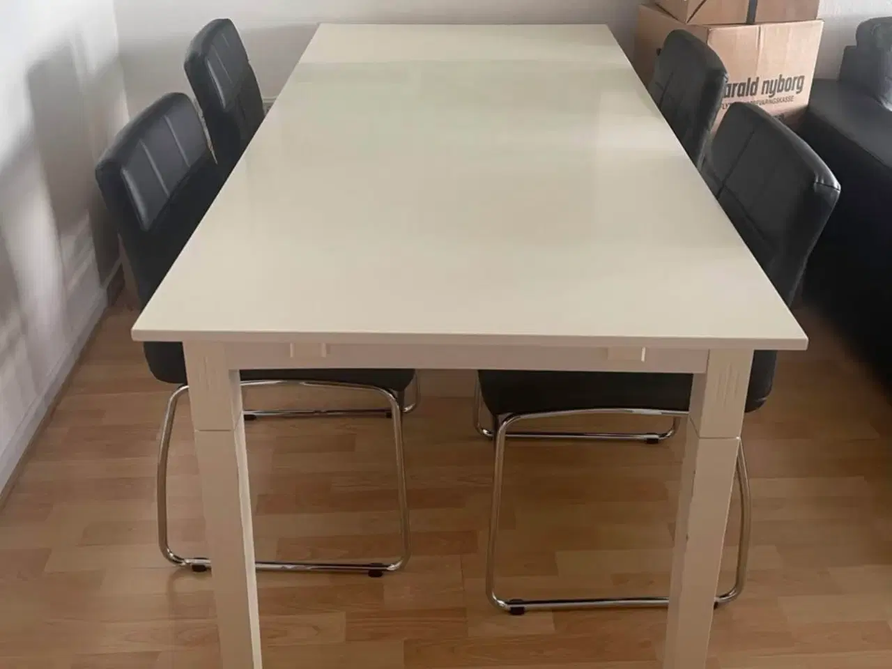 Billede 4 - Spisebord og 4 stole 