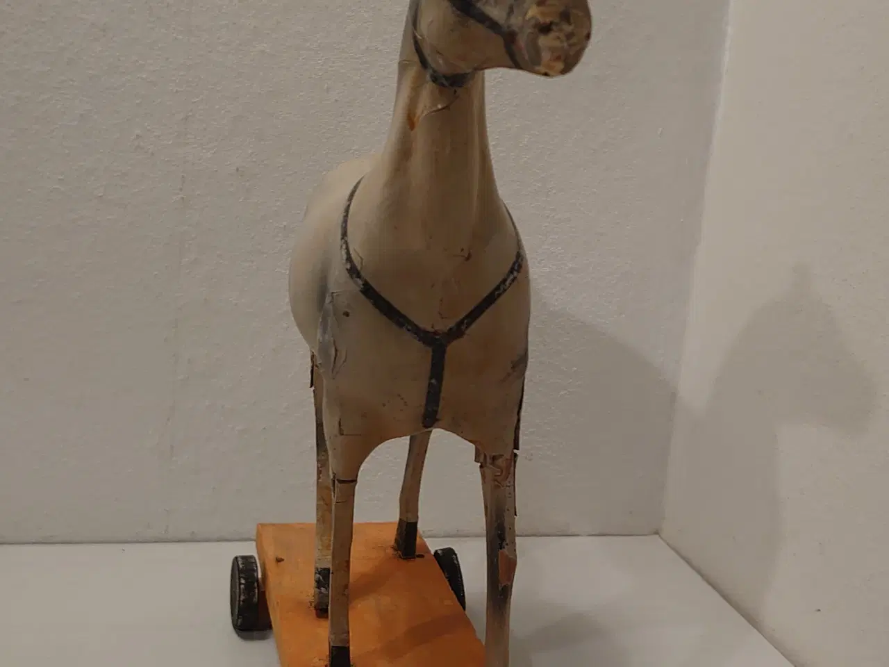 Billede 2 - Gammel sjælden stor hest i træ og papmache.