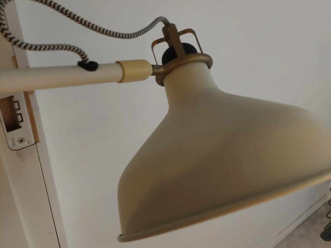 Billede 2 - gulv/standerlampen i hvid farve metal