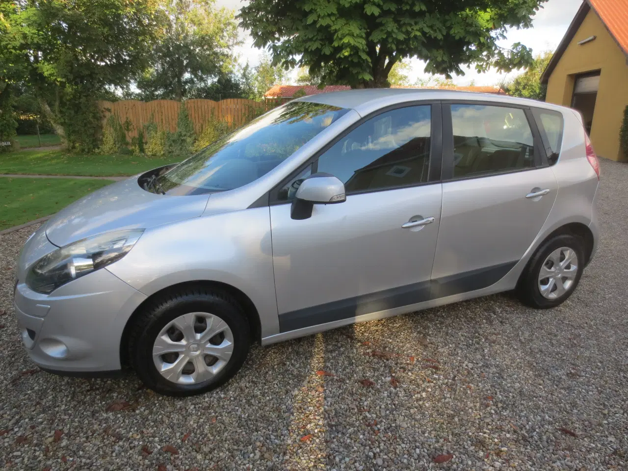 Billede 2 - Renault Scenic 1.6 i År 2010. Nysynet. 