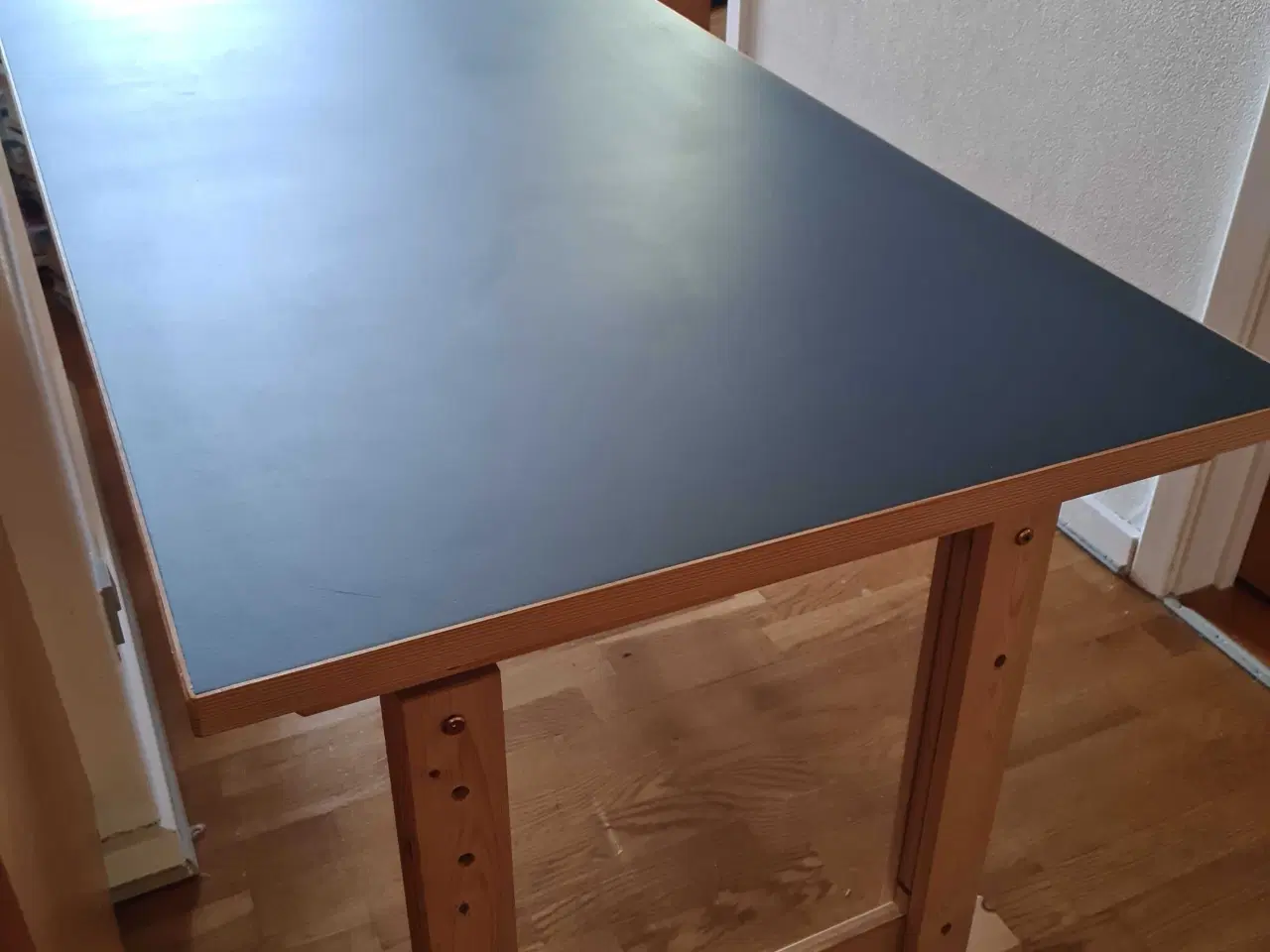 Billede 3 - Skrivebord med indstillelig højde og bordplade