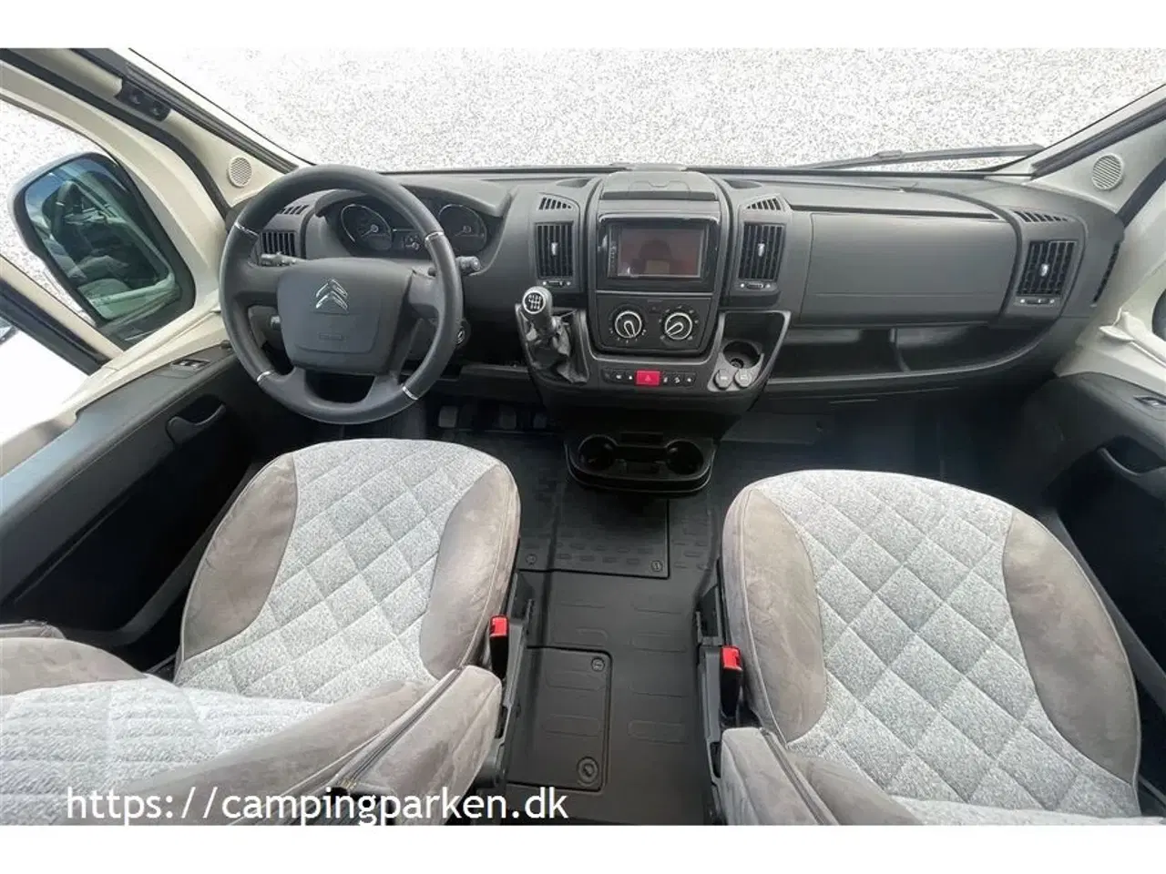 Billede 2 - 2022 - Carado V337 Edition 15   Kompakt autocamper med enkeltsenge, 140 hk og kun kørt 12.200 km