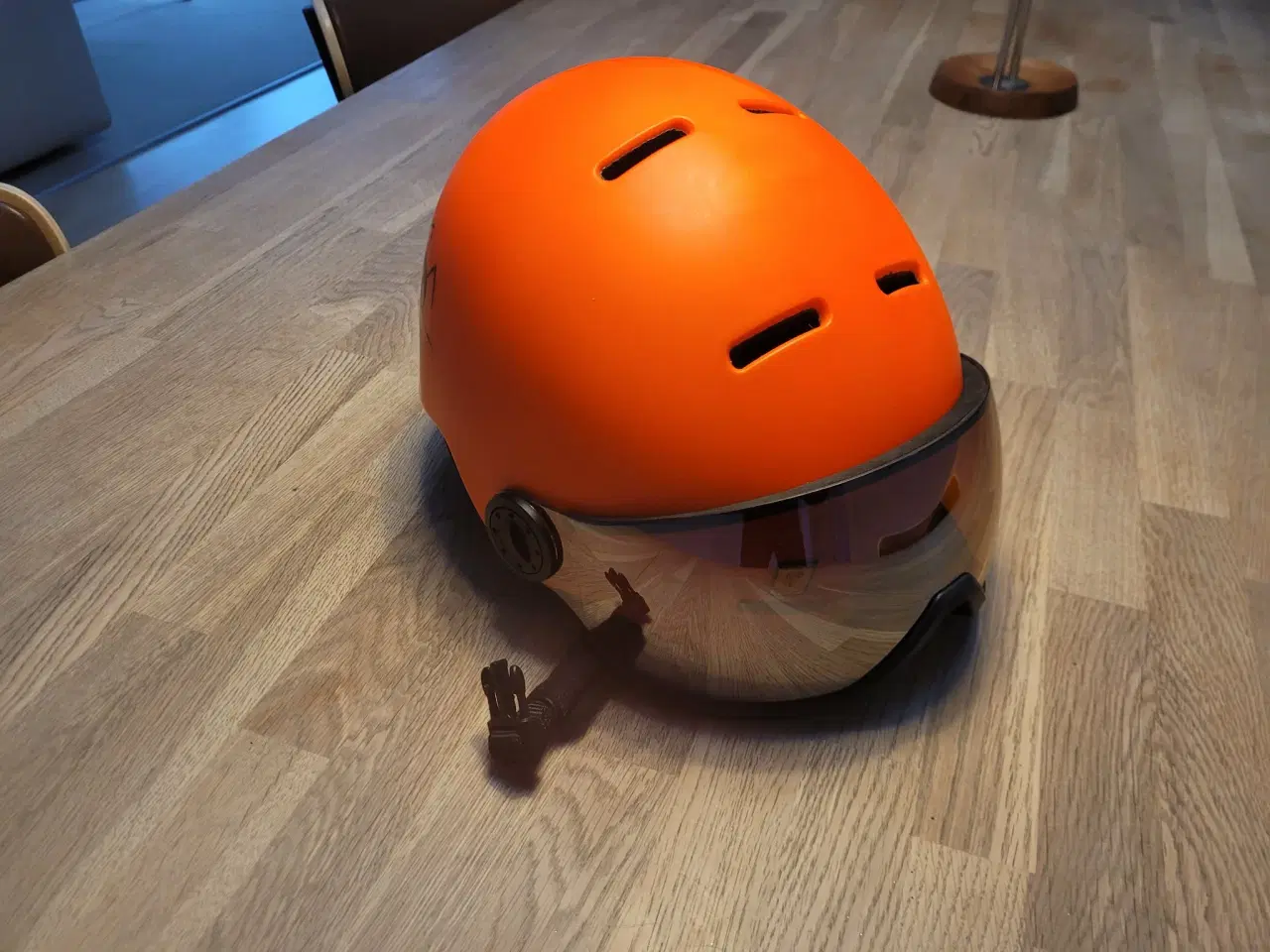 Billede 2 - Salomon skihjelm med visir