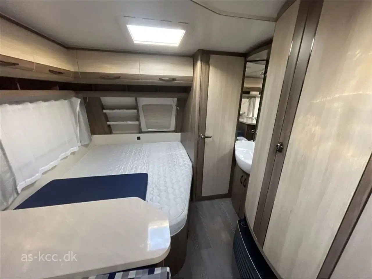 Billede 5 - 2017 - Hobby De Luxe 560 KMFe   Hobby De Luxe 560 KMFE årg. 2017 incl. 6 sovepladser, 6 siddepladser, Nyt Isabella Commodore Dawn 2024, mover, Eclipse12v tv, Sun Blue med stænger