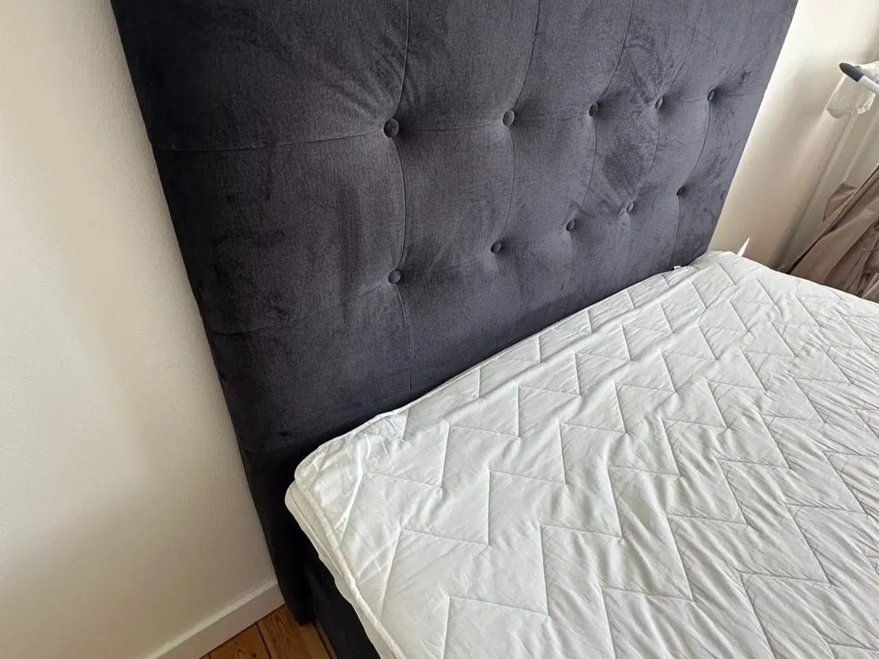 Billede 3 - Bed with headboard 
