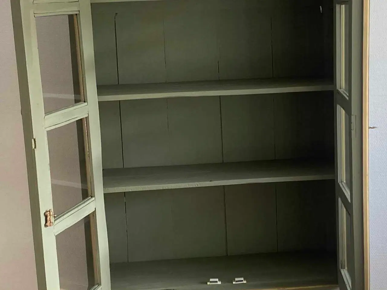 Billede 3 - RESERVERET - Smukt ældre nyistandsat vitrineskab