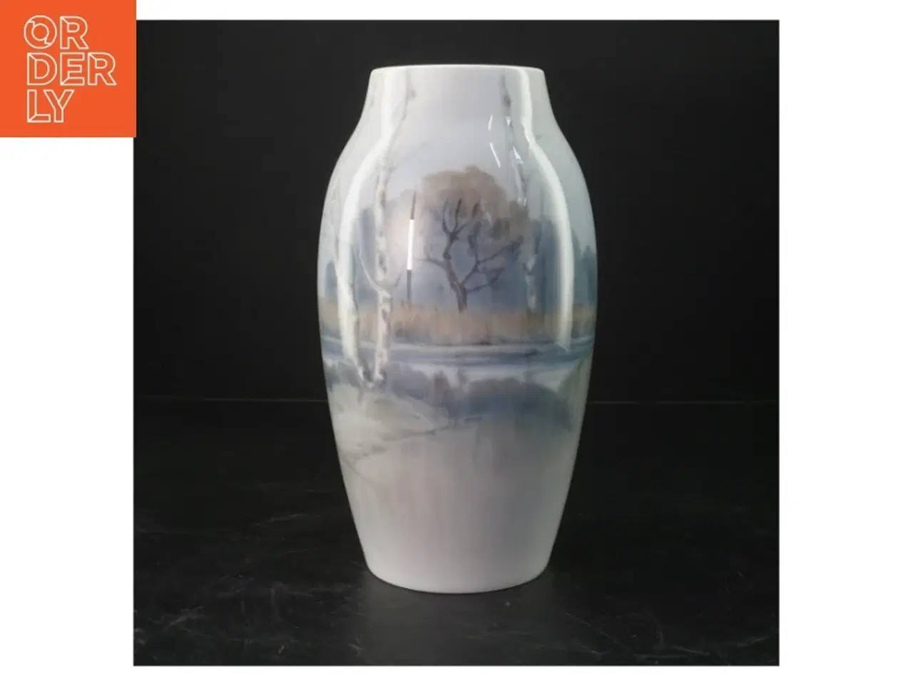 Billede 1 - Porcelæns vase med landskabsmotiv fra Royal Copenhagen (str. 25 cm)