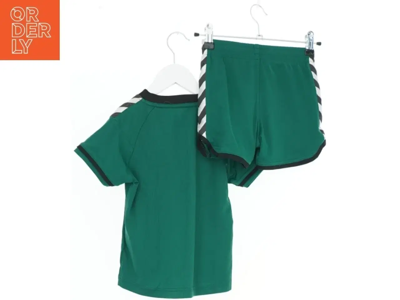 Billede 2 - Grønt sportssæt til børn fra Hummel (str. 110)